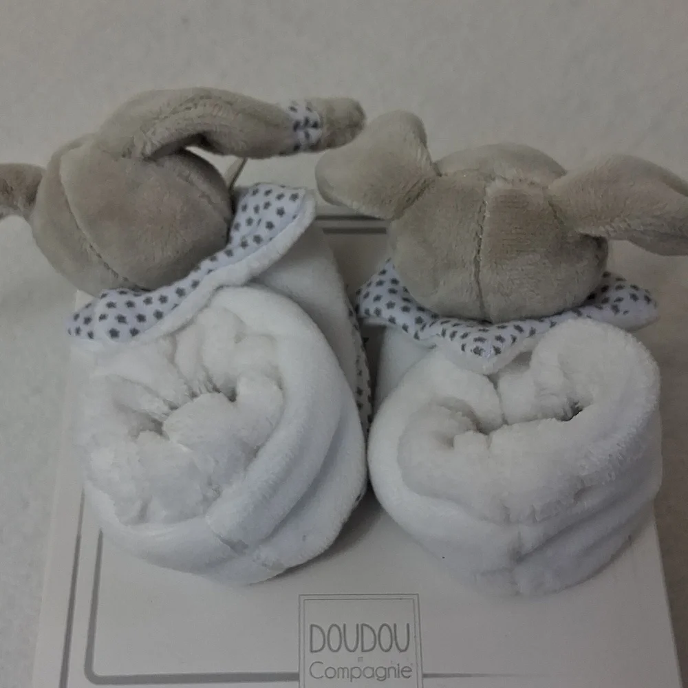 Doudou Et Compagnie Paris baby booties/slippers that rattle. Beige/white Bunny